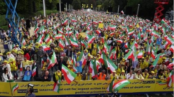 Brüssel-Demo: 60 Jahre MEK, Ruf nach Freiheit